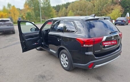 Mitsubishi Outlander III рестайлинг 3, 2017 год, 1 990 000 рублей, 7 фотография