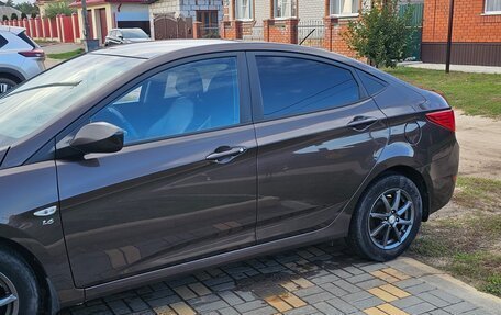 Hyundai Solaris II рестайлинг, 2015 год, 1 000 000 рублей, 5 фотография