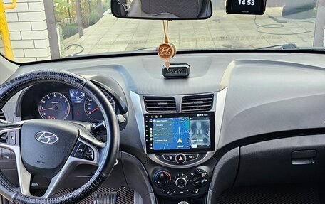 Hyundai Solaris II рестайлинг, 2015 год, 1 000 000 рублей, 18 фотография