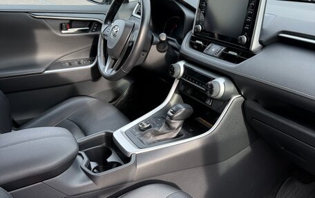 Toyota RAV4, 2021 год, 3 450 000 рублей, 10 фотография