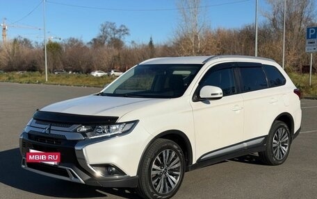 Mitsubishi Outlander III рестайлинг 3, 2018 год, 1 830 000 рублей, 3 фотография