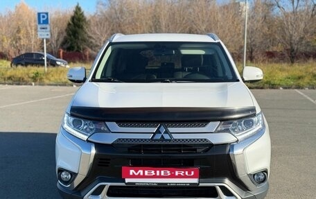 Mitsubishi Outlander III рестайлинг 3, 2018 год, 1 830 000 рублей, 2 фотография