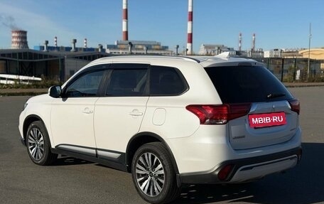 Mitsubishi Outlander III рестайлинг 3, 2018 год, 1 830 000 рублей, 4 фотография