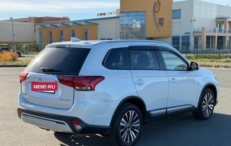 Mitsubishi Outlander III рестайлинг 3, 2018 год, 1 830 000 рублей, 6 фотография