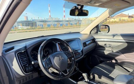 Mitsubishi Outlander III рестайлинг 3, 2018 год, 1 830 000 рублей, 13 фотография