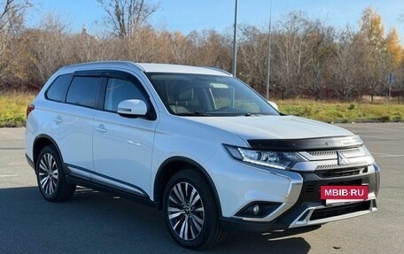 Mitsubishi Outlander III рестайлинг 3, 2018 год, 1 830 000 рублей, 7 фотография