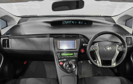 Toyota Prius, 2015 год, 1 399 000 рублей, 8 фотография