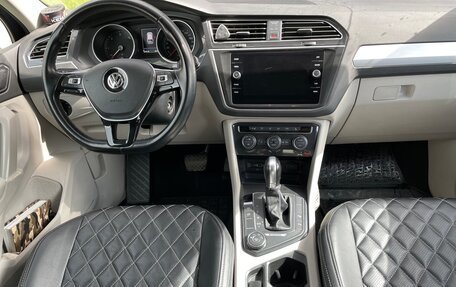 Volkswagen Tiguan II, 2017 год, 2 200 000 рублей, 3 фотография