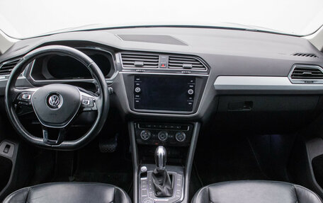 Volkswagen Tiguan II, 2018 год, 3 062 000 рублей, 13 фотография