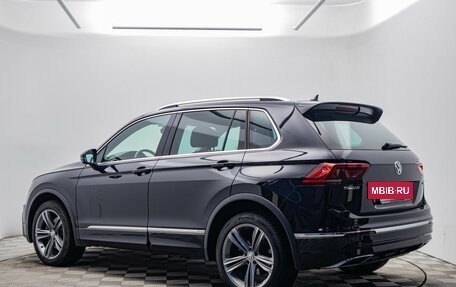 Volkswagen Tiguan II, 2018 год, 3 062 000 рублей, 3 фотография