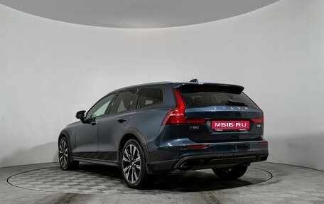 Volvo V60 Cross Country II, 2020 год, 3 890 000 рублей, 7 фотография