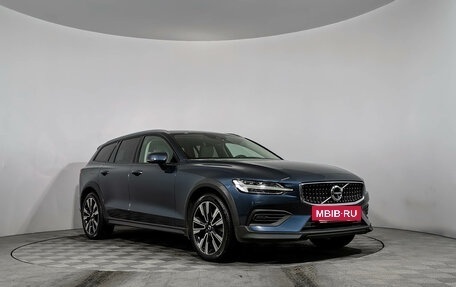 Volvo V60 Cross Country II, 2020 год, 3 890 000 рублей, 3 фотография