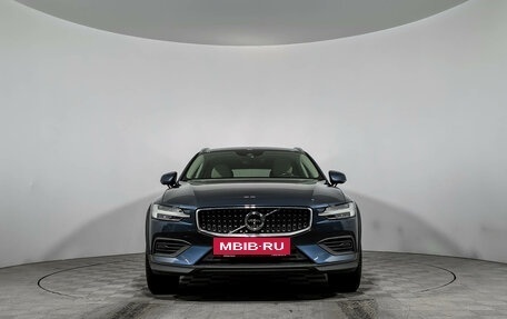 Volvo V60 Cross Country II, 2020 год, 3 890 000 рублей, 2 фотография