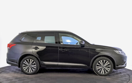 Mitsubishi Outlander III рестайлинг 3, 2019 год, 1 870 000 рублей, 4 фотография