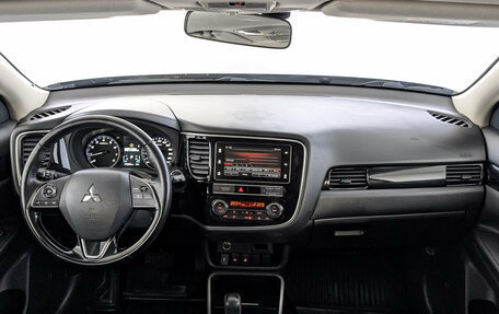 Mitsubishi Outlander III рестайлинг 3, 2019 год, 1 870 000 рублей, 14 фотография