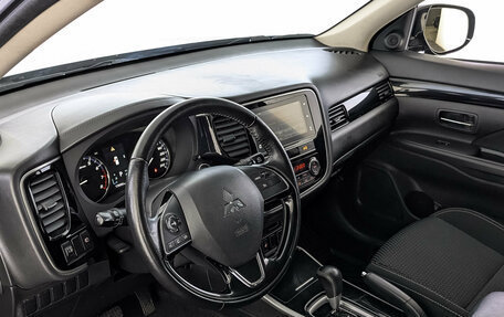 Mitsubishi Outlander III рестайлинг 3, 2019 год, 1 870 000 рублей, 15 фотография