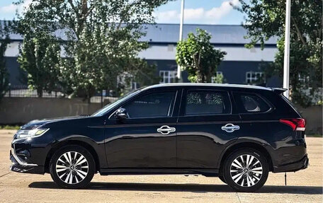 Mitsubishi Outlander III рестайлинг 3, 2021 год, 1 912 008 рублей, 8 фотография