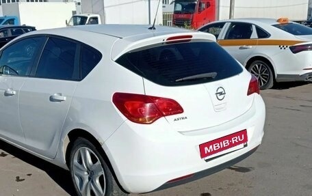 Opel Astra J, 2011 год, 560 000 рублей, 2 фотография