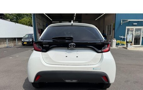 Toyota Yaris, 2022 год, 1 061 000 рублей, 5 фотография