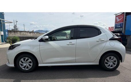 Toyota Yaris, 2022 год, 1 061 000 рублей, 3 фотография