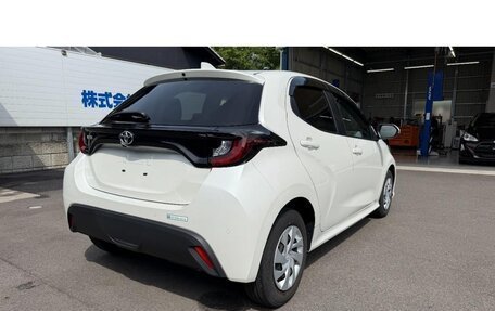 Toyota Yaris, 2022 год, 1 061 000 рублей, 6 фотография