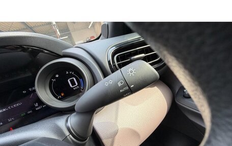 Toyota Yaris, 2022 год, 1 061 000 рублей, 14 фотография
