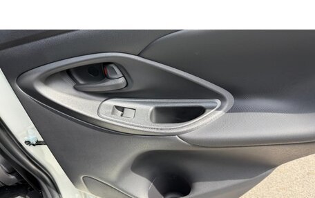 Toyota Yaris, 2022 год, 1 061 000 рублей, 23 фотография
