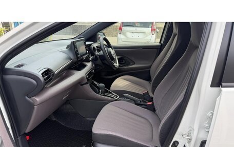 Toyota Yaris, 2022 год, 1 061 000 рублей, 29 фотография