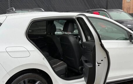 Volkswagen Golf VIII, 2023 год, 1 940 000 рублей, 16 фотография