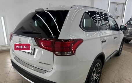 Mitsubishi Outlander III рестайлинг 3, 2018 год, 1 997 000 рублей, 7 фотография