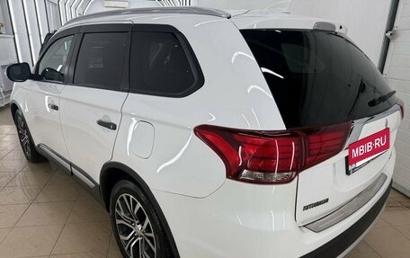 Mitsubishi Outlander III рестайлинг 3, 2018 год, 1 997 000 рублей, 6 фотография