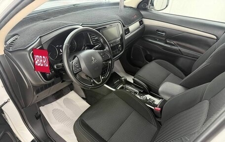 Mitsubishi Outlander III рестайлинг 3, 2018 год, 1 997 000 рублей, 12 фотография