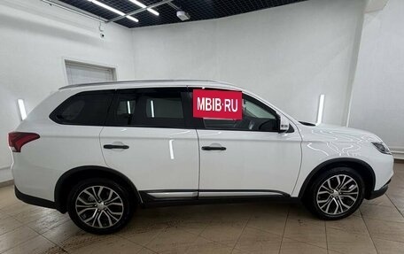 Mitsubishi Outlander III рестайлинг 3, 2018 год, 1 997 000 рублей, 9 фотография