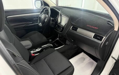 Mitsubishi Outlander III рестайлинг 3, 2018 год, 1 997 000 рублей, 22 фотография