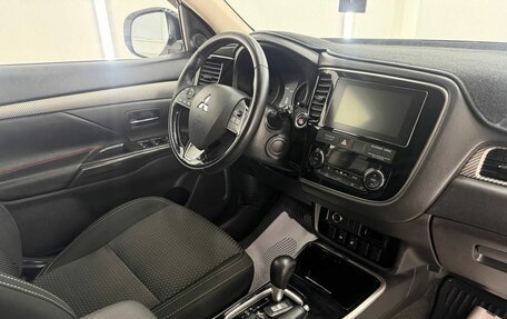 Mitsubishi Outlander III рестайлинг 3, 2018 год, 1 997 000 рублей, 25 фотография