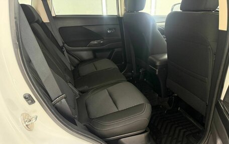 Mitsubishi Outlander III рестайлинг 3, 2018 год, 1 997 000 рублей, 26 фотография
