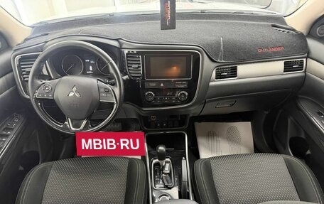 Mitsubishi Outlander III рестайлинг 3, 2018 год, 1 997 000 рублей, 21 фотография