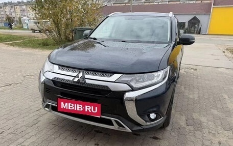 Mitsubishi Outlander III рестайлинг 3, 2019 год, 2 390 000 рублей, 1 фотография