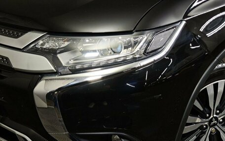 Mitsubishi Outlander III рестайлинг 3, 2018 год, 1 899 000 рублей, 10 фотография