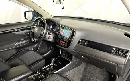 Mitsubishi Outlander III рестайлинг 3, 2018 год, 1 899 000 рублей, 13 фотография