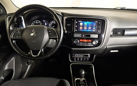 Mitsubishi Outlander III рестайлинг 3, 2018 год, 1 899 000 рублей, 20 фотография