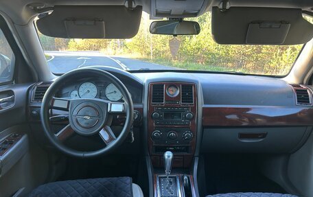 Chrysler 300C II, 2005 год, 900 000 рублей, 8 фотография