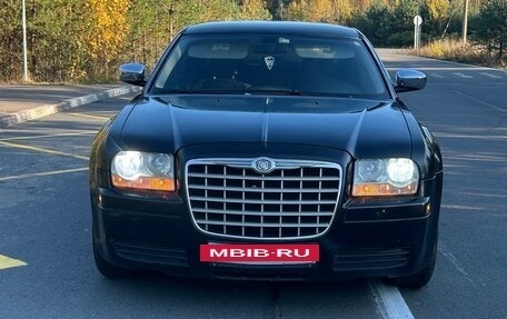 Chrysler 300C II, 2005 год, 900 000 рублей, 2 фотография