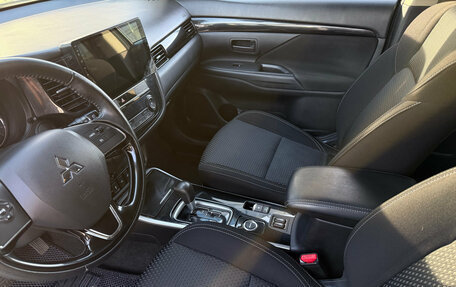 Mitsubishi Outlander III рестайлинг 3, 2018 год, 2 150 000 рублей, 10 фотография