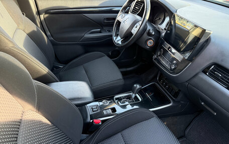 Mitsubishi Outlander III рестайлинг 3, 2018 год, 2 150 000 рублей, 14 фотография