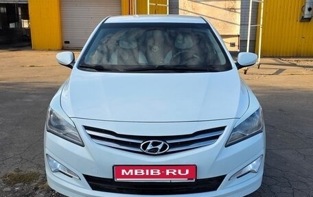 Hyundai Solaris II рестайлинг, 2015 год, 1 050 000 рублей, 1 фотография