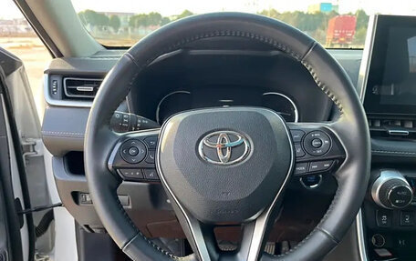 Toyota RAV4, 2023 год, 3 820 000 рублей, 8 фотография