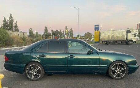 Mercedes-Benz E-Класс, 1997 год, 550 000 рублей, 6 фотография