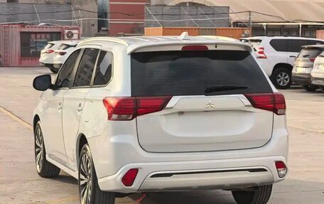 Mitsubishi Outlander III рестайлинг 3, 2022 год, 1 668 520 рублей, 4 фотография