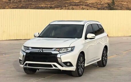 Mitsubishi Outlander III рестайлинг 3, 2022 год, 1 668 520 рублей, 2 фотография